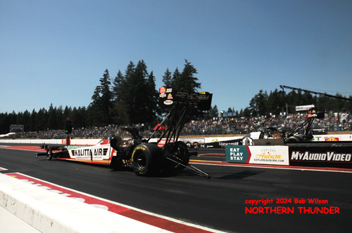 Shawn Langdon (near lane) vs Tony Schumacher (far lane)